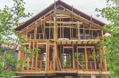 metal çatı, ahşap bir çerçeve ev inşaatı