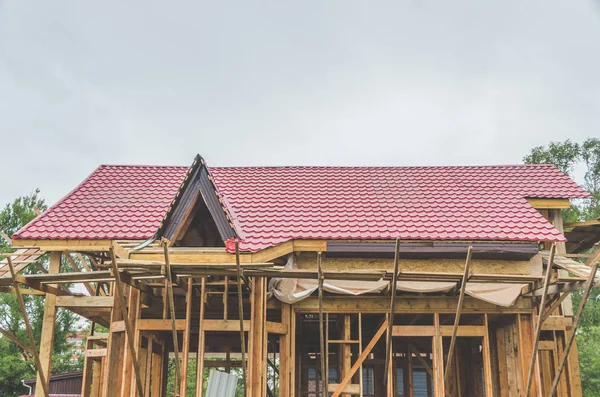 metal çatı, ahşap bir çerçeve ev inşaatı