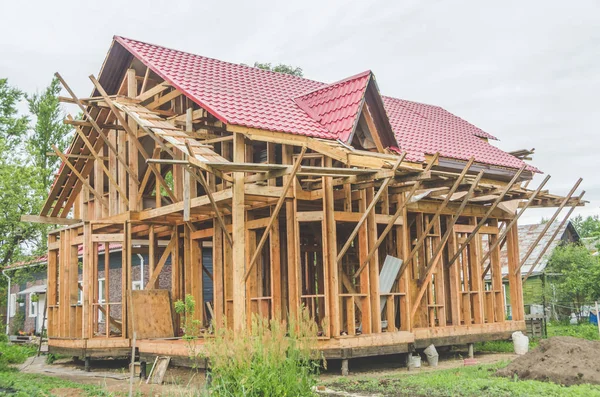 metal çatı, ahşap bir çerçeve ev inşaatı