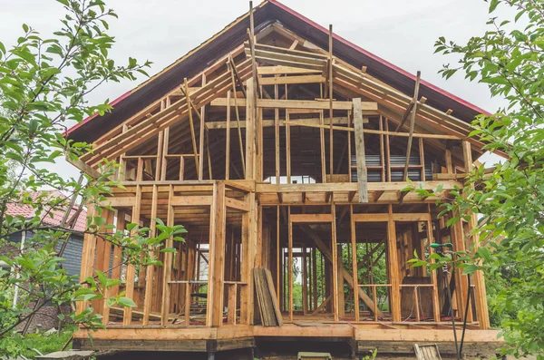 metal çatı, ahşap bir çerçeve ev inşaatı