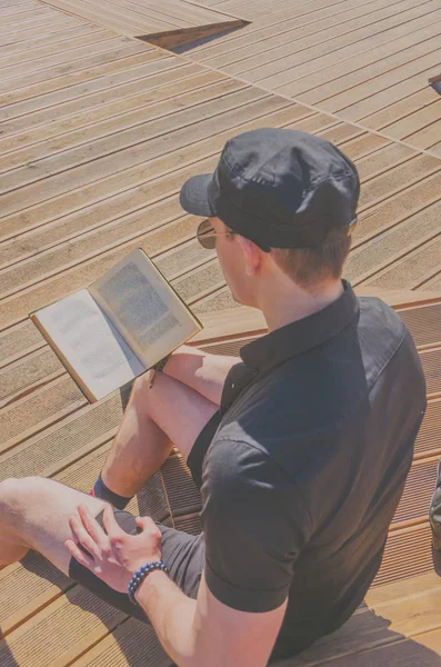 Hombre Europeo Estudiante Con Camisa Negra Gorra Leyendo Libro Parque — Foto de Stock