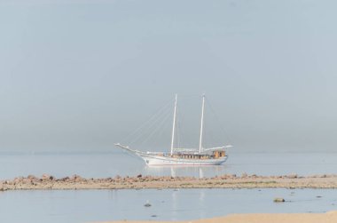 Denizde bir yaz gününde bir yat yelken