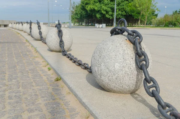 the decor of the promenade, a stone circle chain