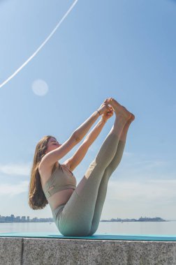Yoga yaparken, Asanalar suya yakın sahilde park yaparken kız