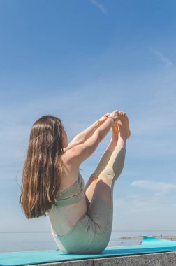 Yoga yaparken, Asanalar suya yakın sahilde park yaparken kız