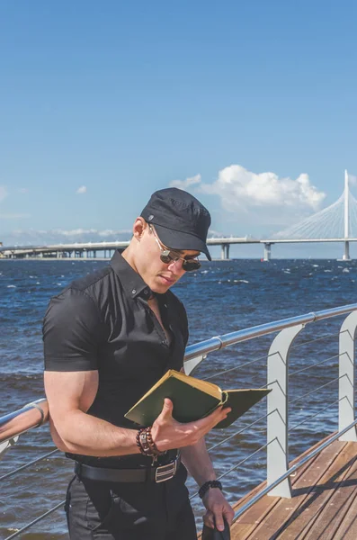 Hombre Europeo Estudiante Con Camisa Negra Gorra Leyendo Libro Parque — Foto de Stock