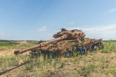 Güneşli bir gün kız kırık bir tank savaş alanında arka plan üzerinde bazukayla üniformalı