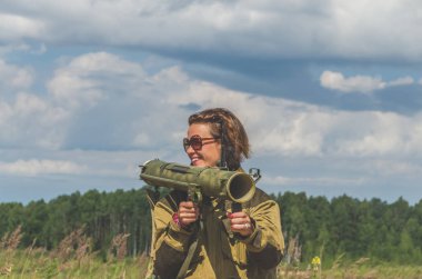 bir kız bir bazuka ile üniformalı bir güneşli yaz gününde