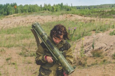 bir kız bir bazuka ile üniformalı bir güneşli yaz gününde