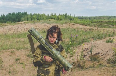 bir kız bir bazuka ile üniformalı bir güneşli yaz gününde