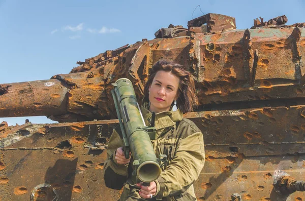 Solig Dag Tjej Uniform Med Bazooka Bakgrunden Trasig Tank Slagfältet — Stockfoto