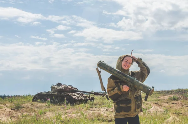 Сонячний День Дівчина Військовій Формі Базука Тлі Сломанной Танком Полі — стокове фото