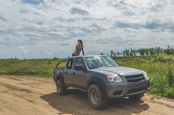 Hermosa Chica Suv Campo Camino Arenoso Día Verano — Foto de Stock