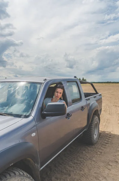 Piękna Dziewczyna Suv Polu Piaszczystej Drodze Letni Dzień — Zdjęcie stockowe