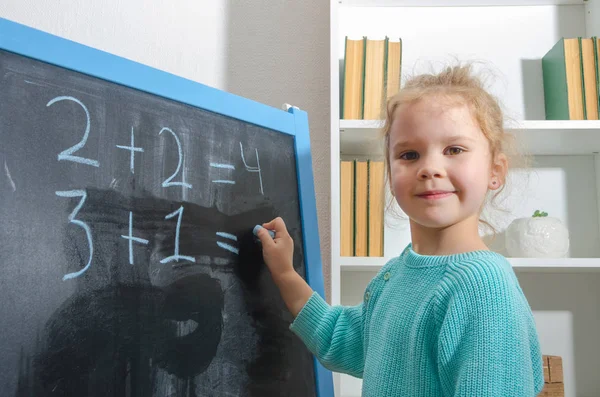 Meisje Een Schooljongen Een Schoolbord Lost Wiskundige Voorbeelden — Stockfoto