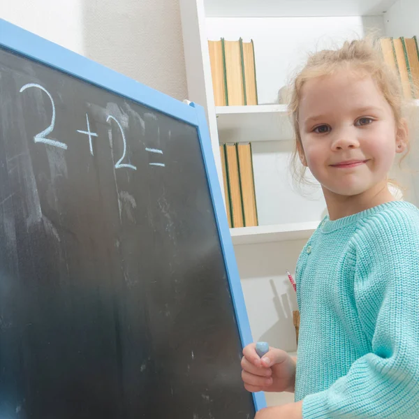 Chica Colegial Una Pizarra Resuelve Ejemplos Matemáticos — Foto de Stock