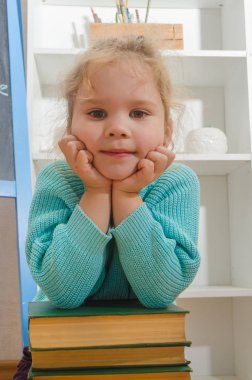 Kız, çocuk, ilkokul öğrencisi bir kitapla