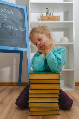 Kız, çocuk, ilkokul öğrencisi bir kitapla