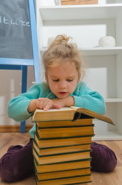 Kız, çocuk, ilkokul öğrencisi bir kitapla