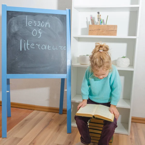 Dziewczyna Dziecko Książką Pobliżu Chalk Zarządu Lekcja Literatury Napis — Zdjęcie stockowe