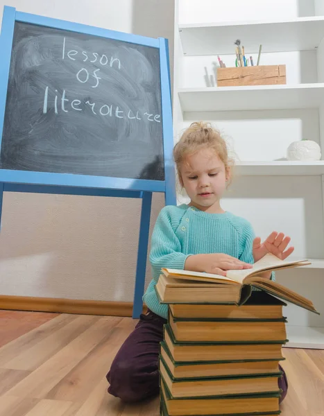 Kız, çocuk, ilkokul öğrencisi bir kitapla