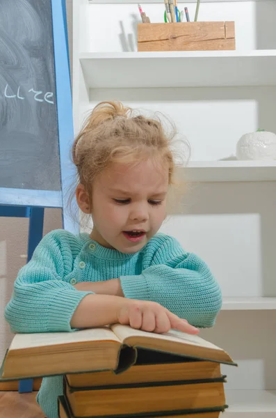 Kız, çocuk, ilkokul öğrencisi bir kitapla