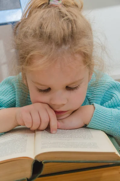 Kız, çocuk, ilkokul öğrencisi bir kitapla