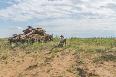 elleri yok şekildepaslı savaş zemin üzerine çiçeklerle güzel kız
