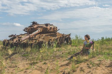 elleri yok şekildepaslı savaş zemin üzerine çiçeklerle güzel kız