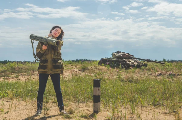 Hermosa Chica Uniforme Militar Jeans Con Bazooka Sus Manos Fondo — Foto de Stock