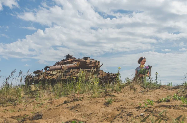 elleri yok şekildepaslı savaş zemin üzerine çiçeklerle güzel kız