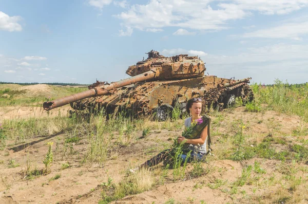 Hermosa Chica Con Flores Sus Manos Fondo Tanque Oxidado Destruido — Foto de Stock