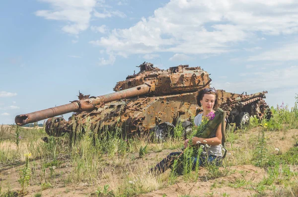 Beautiful Girl Flowers Her Hands Background Rusty Destroyed Tank Battlefield — Stock Photo, Image