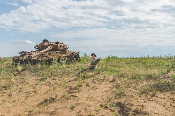 elleri yok şekildepaslı savaş zemin üzerine çiçeklerle güzel kız