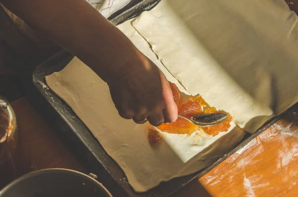 Ręce Kobiety Ugniata Walcowane Ciasto Pie Słońcu — Zdjęcie stockowe