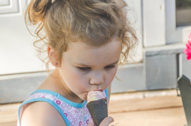 Kız, Çocuk yaz gün zevk ile dondurma yemek