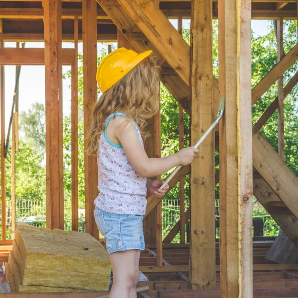 Meisje Kind Omgaat Met Frame Huis Brandbeveiliging Houten Constructie Biosecurity — Stockfoto