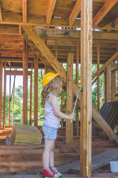 Meisje Kind Omgaat Met Frame Huis Brandbeveiliging Houten Constructie Biosecurity — Stockfoto