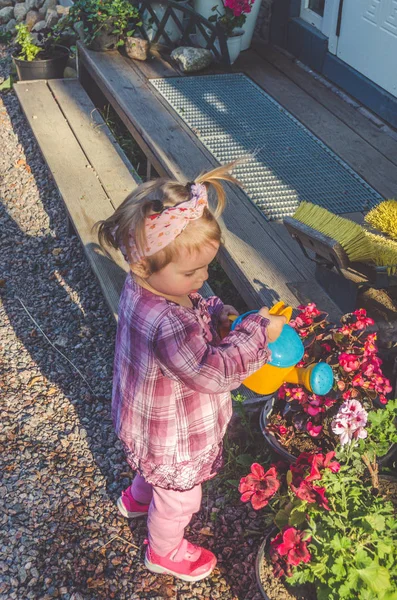 Kız Bir Çocuk Ile Bir Çiçeklik Sulama Güneşli Bir Günde — Stok fotoğraf