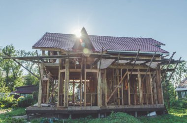 ahşap çerçeve ahşap ev yapımı bir yaz gününde