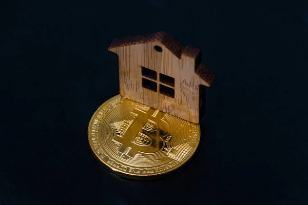 Toy Houten Huis Bitcoin Zwarte Achtergrond — Stockfoto