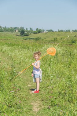 Kız, çocuk bir yaz gün balıkçılık olta ve bir ağ üzerinde