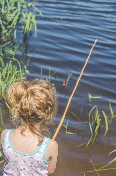 Ragazza Bambino Una Giornata Pesca Estiva Con Una Canna Pesca — Foto Stock