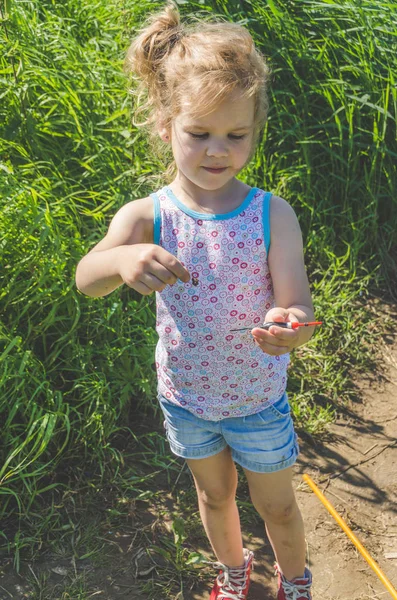 Menina Criança Dia Verão Pesca Com Uma Vara Pesca Uma — Fotografia de Stock