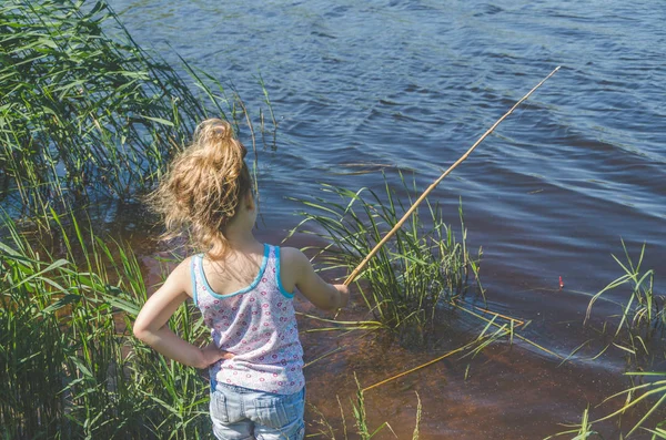 Κορίτσι Παιδί Ένα Καλοκαίρι Ημέρα Αλιείας Καλάμι Και Ένα Δίχτυ — Φωτογραφία Αρχείου
