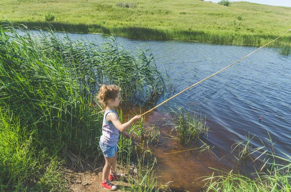 Ragazza Bambino Una Giornata Pesca Estiva Con Una Canna Pesca — Foto Stock