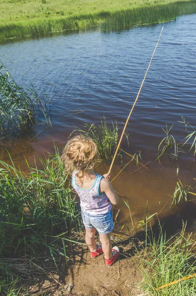 Ragazza Bambino Una Giornata Pesca Estiva Con Una Canna Pesca — Foto Stock