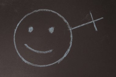 tebeşir tahtası üzerinde kadın işaret