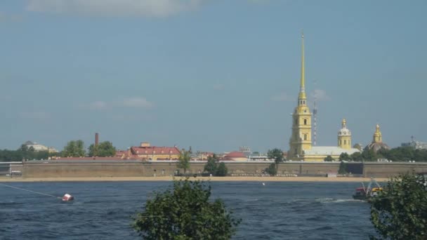Ryssland Sankt Petersburg Juli 2018 Sjö Parad Bakgrunden Katedralen Peter — Stockvideo