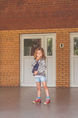 Güneşli bir günde okul, anaokulu geri kalan kız, bir çocuk tatilde de sokakta